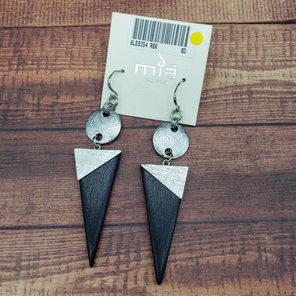 Mia Collection Triangle Black and Silver Earrings